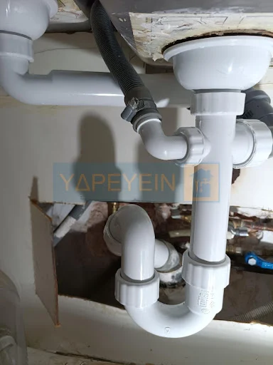 Υδραυλικός αντικαθιστά σιφώνι νεροχύτη κουζίνας